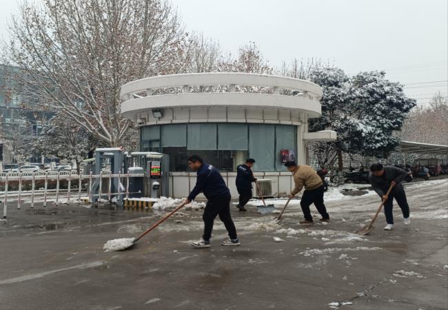 掃雪(xuě)除冰我先行，冰雪(xuě)更映黨旗紅